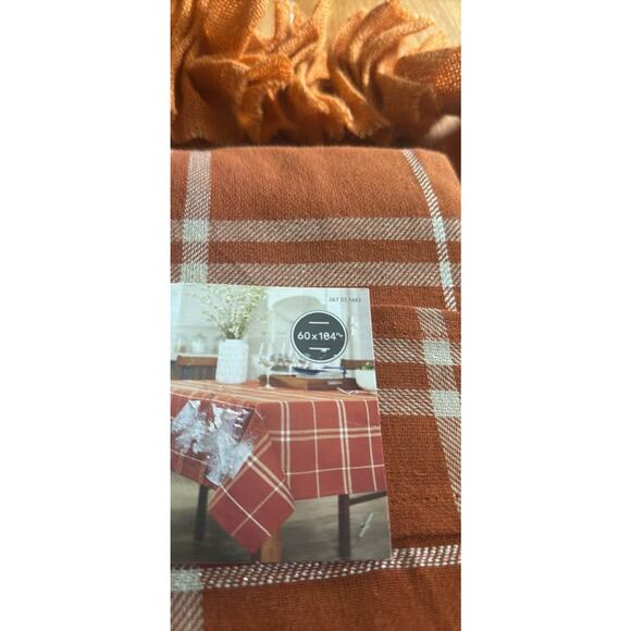 Fall Tablecloth + Orange garland - Picture 5 of 5